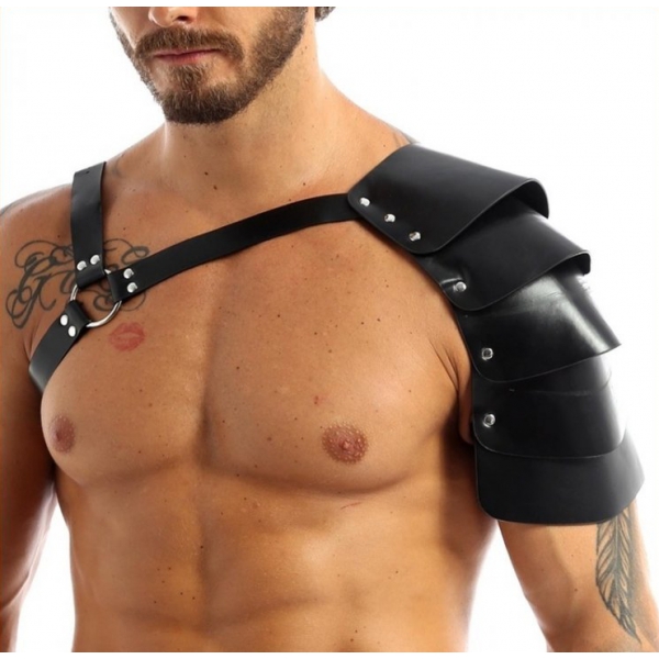 Arnés de hombro de una armadura con escamas imitación negra